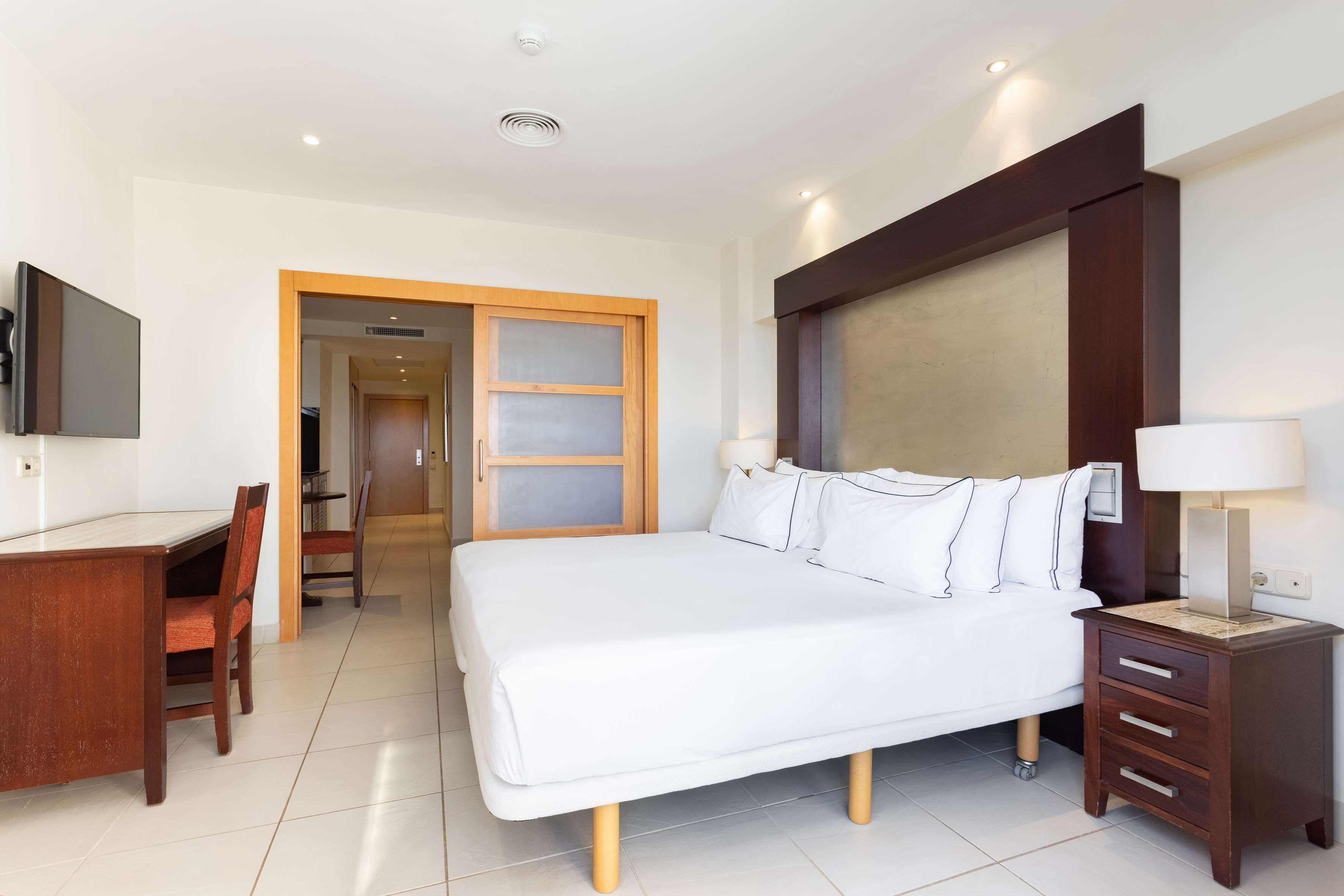 富埃特文图拉梅里亚酒店 科斯塔卡玛 外观 照片 A bedroom at the Hilton San Francisco Airport